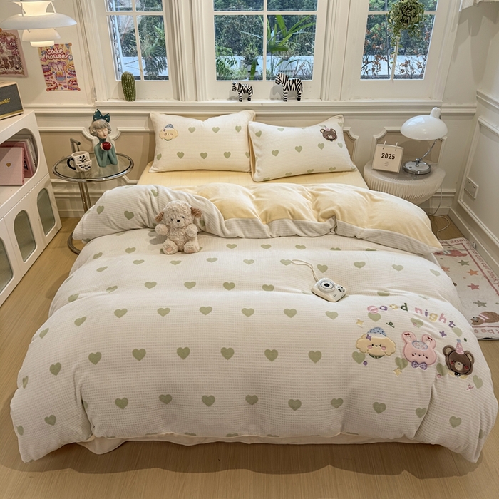 91家纺网 家纺一手货源 找家纺 凯罗 2025新款亲肤舒适牛奶绒雕花印加绣卡通绣花四件套 晚安绒绒仔