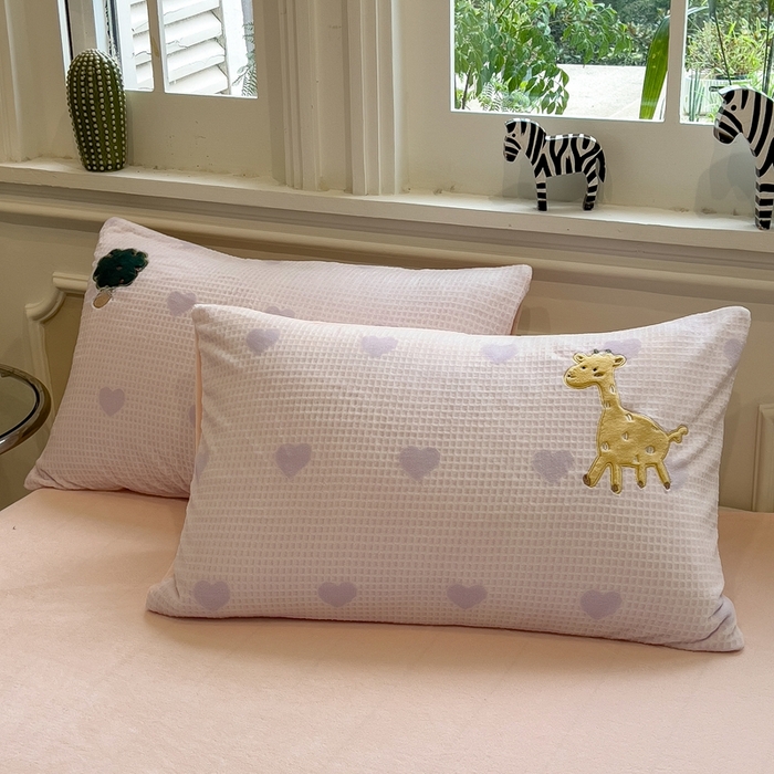 91家纺网 家纺一手货源 找家纺 凯罗 2025新款亲肤舒适牛奶绒雕花印加绣卡通绣花四件套 童话妙妙屋