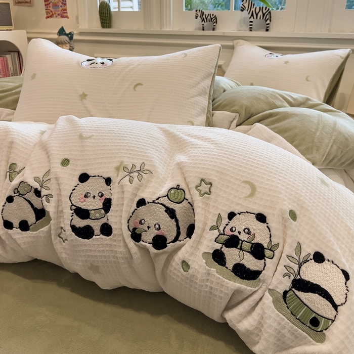 91家纺网 家纺一手货源 找家纺 凯罗 2025新款亲肤舒适牛奶绒雕花印加绣卡通绣花四件套 熊猫乐园
