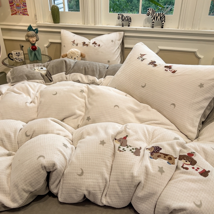 91家纺网 家纺一手货源 找家纺 凯罗 2025新款亲肤舒适牛奶绒雕花印加绣卡通绣花四件套 淘气的小狗