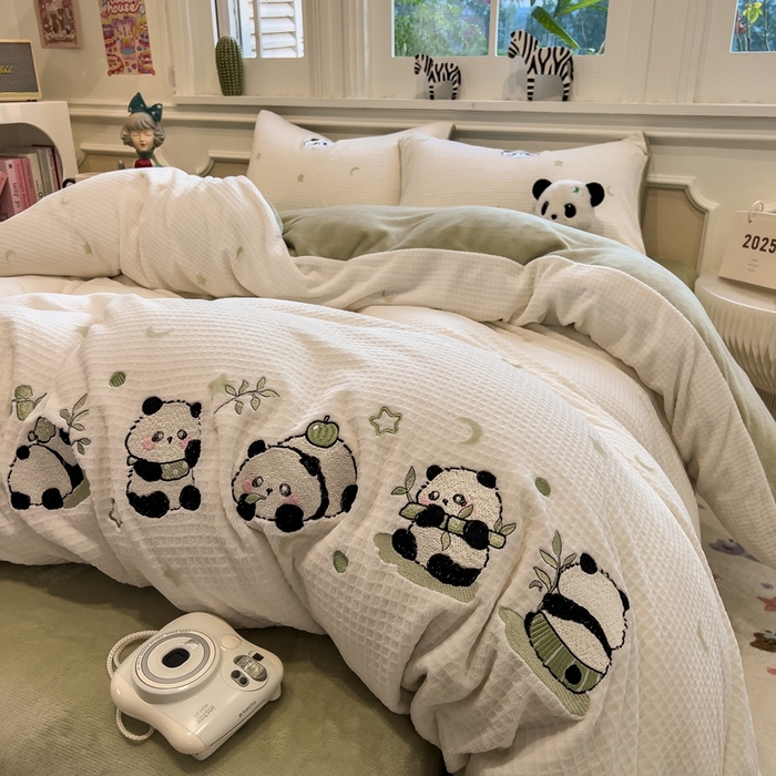 91家纺网 家纺一手货源 找家纺 凯罗 2025新款亲肤舒适牛奶绒雕花印加绣卡通绣花四件套 熊猫乐园