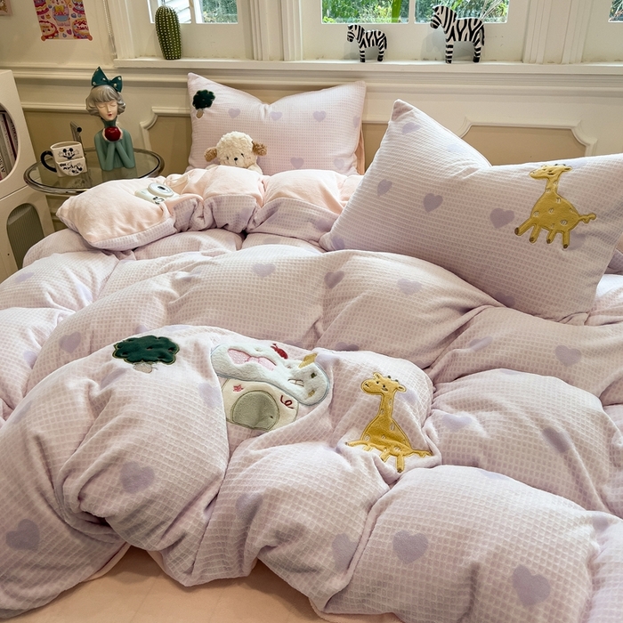 91家纺网 家纺一手货源 找家纺 凯罗 2025新款亲肤舒适牛奶绒雕花印加绣卡通绣花四件套 童话妙妙屋