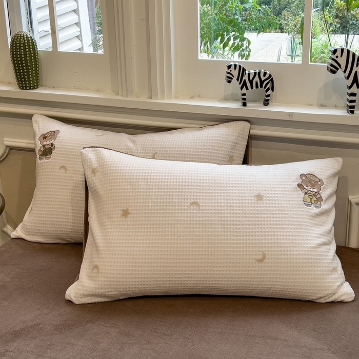 91家纺网 家纺一手货源 找家纺 凯罗 2025新款亲肤舒适牛奶绒雕花印加绣卡通绣花四件套 熊熊玩偶