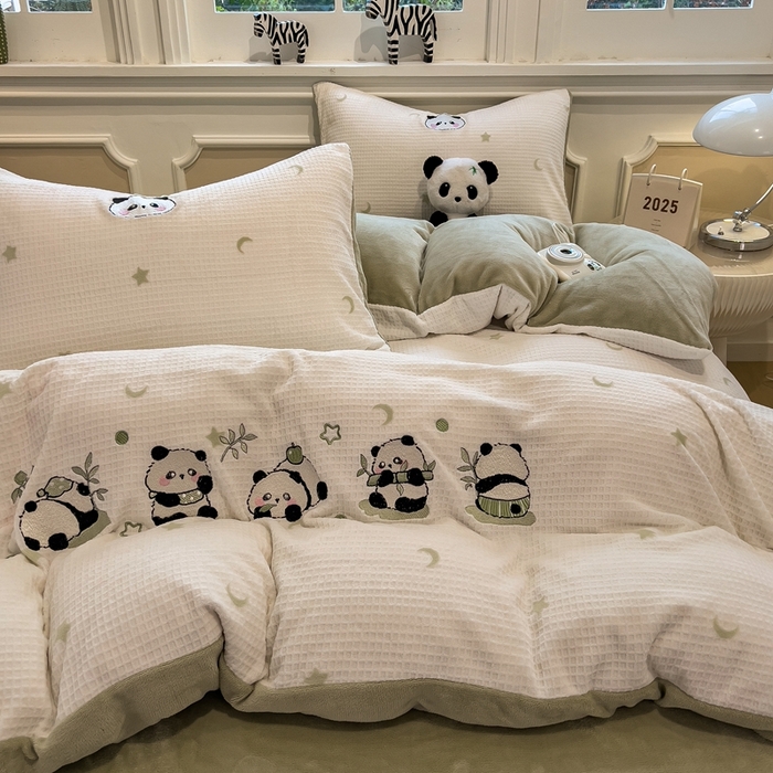 凯罗 2025新款亲肤舒适牛奶绒雕花印加绣卡通绣花四件套 熊猫乐园