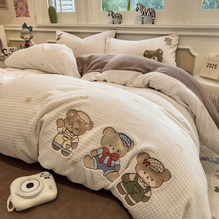 91家纺网 家纺一手货源 找家纺 凯罗 2025新款亲肤舒适牛奶绒雕花印加绣卡通绣花四件套 熊熊玩偶