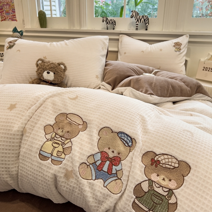 91家纺网 家纺一手货源 找家纺 凯罗 2025新款亲肤舒适牛奶绒雕花印加绣卡通绣花四件套 熊熊玩偶