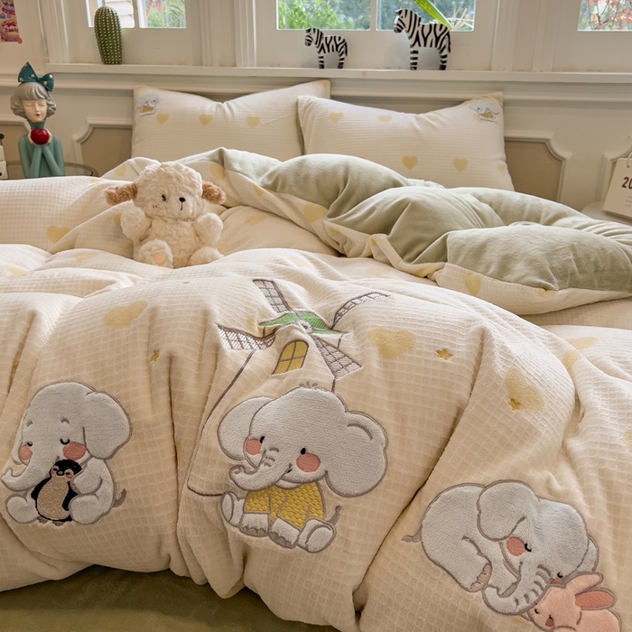 91家纺网 家纺一手货源 找家纺 凯罗 2025新款亲肤舒适牛奶绒雕花印加绣卡通绣花四件套 象象农场