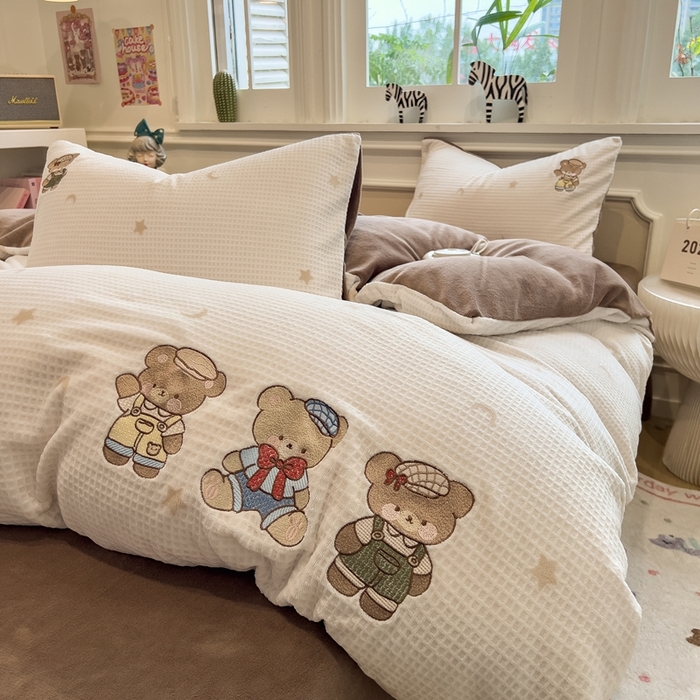 91家纺网 家纺一手货源 找家纺 凯罗 2025新款亲肤舒适牛奶绒雕花印加绣卡通绣花四件套 熊熊玩偶