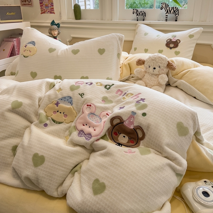 91家纺网 家纺一手货源 找家纺 凯罗 2025新款亲肤舒适牛奶绒雕花印加绣卡通绣花四件套 晚安绒绒仔