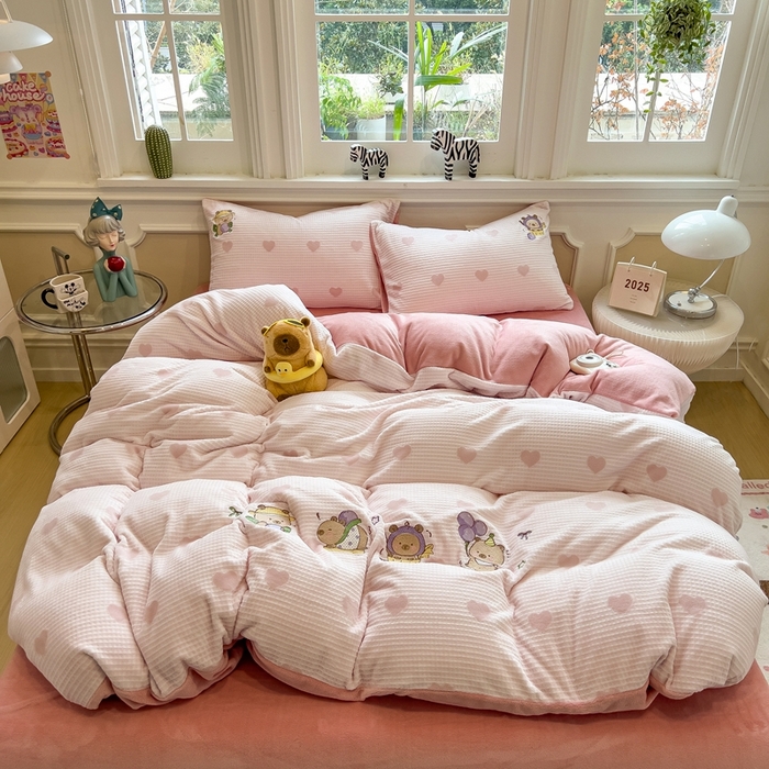 91家纺网 家纺一手货源 找家纺 （总）凯罗 2025新款亲肤舒适牛奶绒雕花印加绣卡通绣花四件套