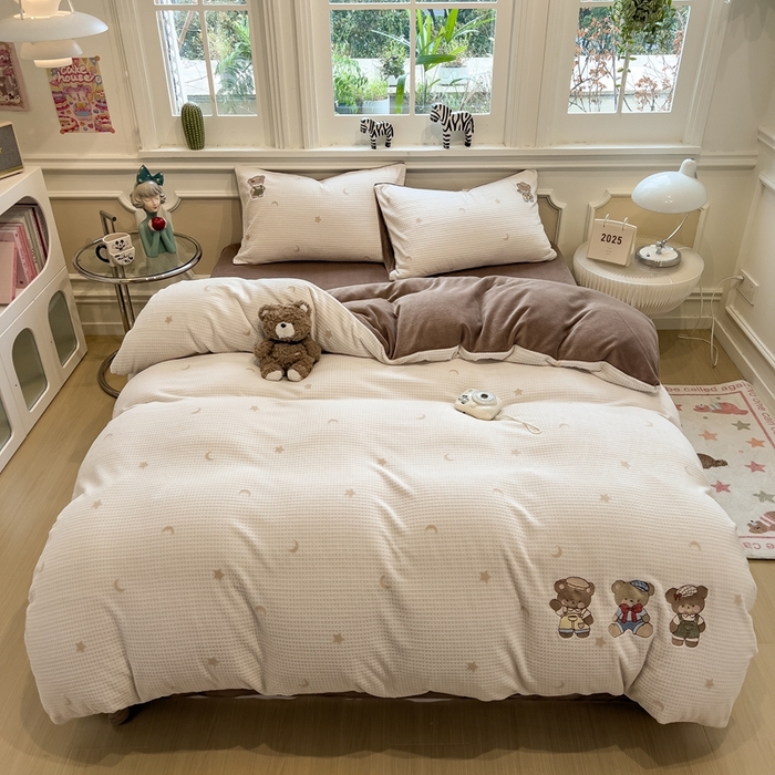 91家纺网 家纺一手货源 找家纺 凯罗 2025新款亲肤舒适牛奶绒雕花印加绣卡通绣花四件套 熊熊玩偶