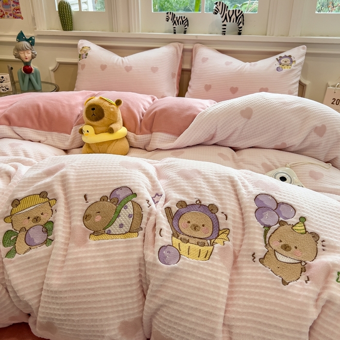 91家纺网 家纺一手货源 找家纺 （总）凯罗 2025新款亲肤舒适牛奶绒雕花印加绣卡通绣花四件套