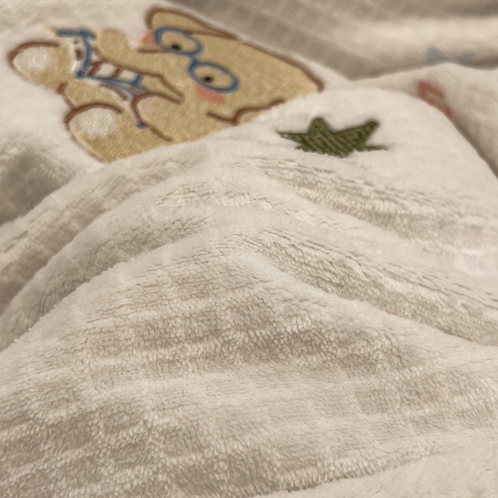 91家纺网 家纺一手货源 找家纺 凯罗 2025新款亲肤舒适牛奶绒雕花印加绣卡通绣花四件套 奇妙玩偶屋