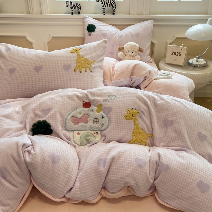 91家纺网 家纺一手货源 找家纺 凯罗 2025新款亲肤舒适牛奶绒雕花印加绣卡通绣花四件套 童话妙妙屋