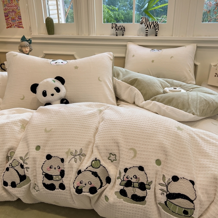 91家纺网 家纺一手货源 找家纺 凯罗 2025新款亲肤舒适牛奶绒雕花印加绣卡通绣花四件套 熊猫乐园