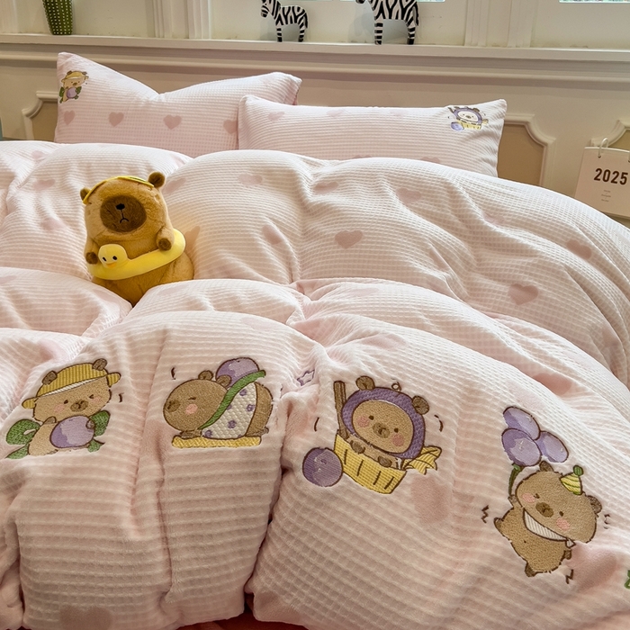 91家纺网 家纺一手货源 找家纺 （总）凯罗 2025新款亲肤舒适牛奶绒雕花印加绣卡通绣花四件套