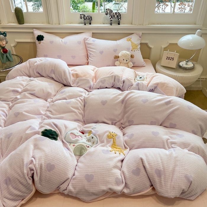 91家纺网 家纺一手货源 找家纺 （总）凯罗 2025新款亲肤舒适牛奶绒雕花印加绣卡通绣花四件套