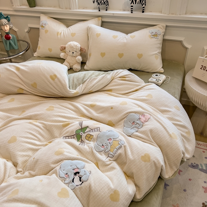 91家纺网 家纺一手货源 找家纺 凯罗 2025新款亲肤舒适牛奶绒雕花印加绣卡通绣花四件套 象象农场