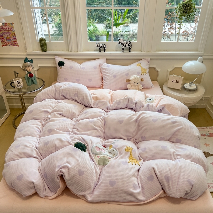 91家纺网 家纺一手货源 找家纺 凯罗 2025新款亲肤舒适牛奶绒雕花印加绣卡通绣花四件套 童话妙妙屋