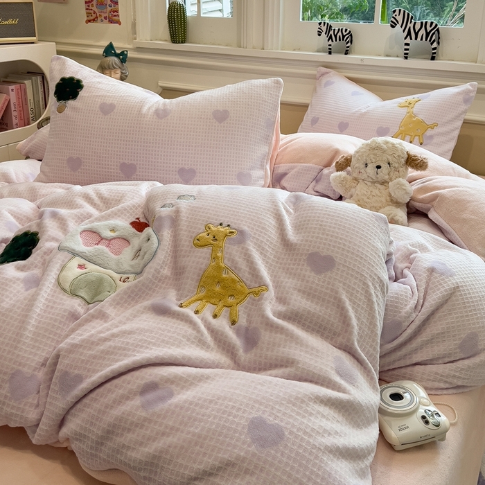 91家纺网 家纺一手货源 找家纺 凯罗 2025新款亲肤舒适牛奶绒雕花印加绣卡通绣花四件套 童话妙妙屋