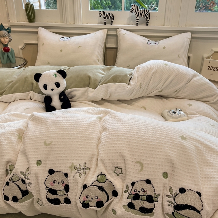 91家纺网 家纺一手货源 找家纺 凯罗 2025新款亲肤舒适牛奶绒雕花印加绣卡通绣花四件套 熊猫乐园