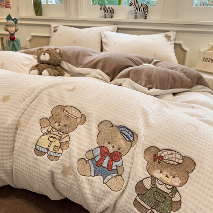 91家纺网 家纺一手货源 找家纺 凯罗 2025新款亲肤舒适牛奶绒雕花印加绣卡通绣花四件套 熊熊玩偶