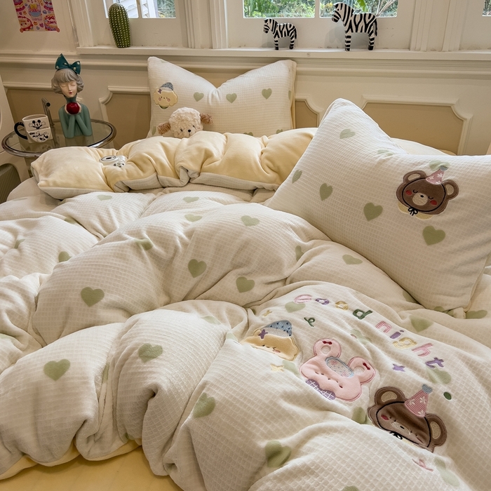 91家纺网 家纺一手货源 找家纺 凯罗 2025新款亲肤舒适牛奶绒雕花印加绣卡通绣花四件套 晚安绒绒仔