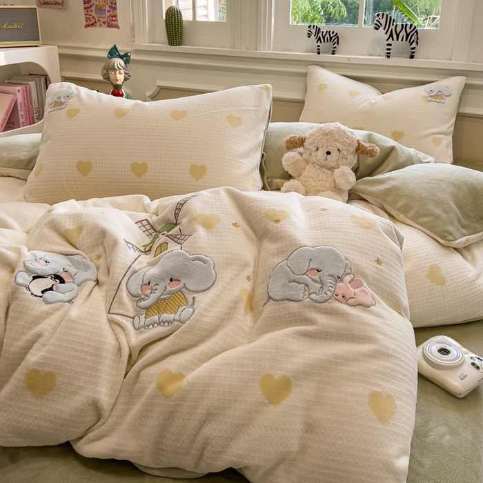 91家纺网 家纺一手货源 找家纺 凯罗 2025新款亲肤舒适牛奶绒雕花印加绣卡通绣花四件套 象象农场