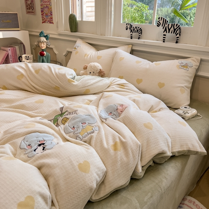 91家纺网 家纺一手货源 找家纺 凯罗 2025新款亲肤舒适牛奶绒雕花印加绣卡通绣花四件套 象象农场