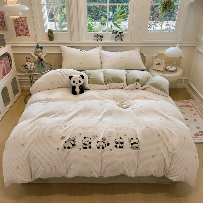 91家纺网 家纺一手货源 找家纺 凯罗 2025新款亲肤舒适牛奶绒雕花印加绣卡通绣花四件套 熊猫乐园