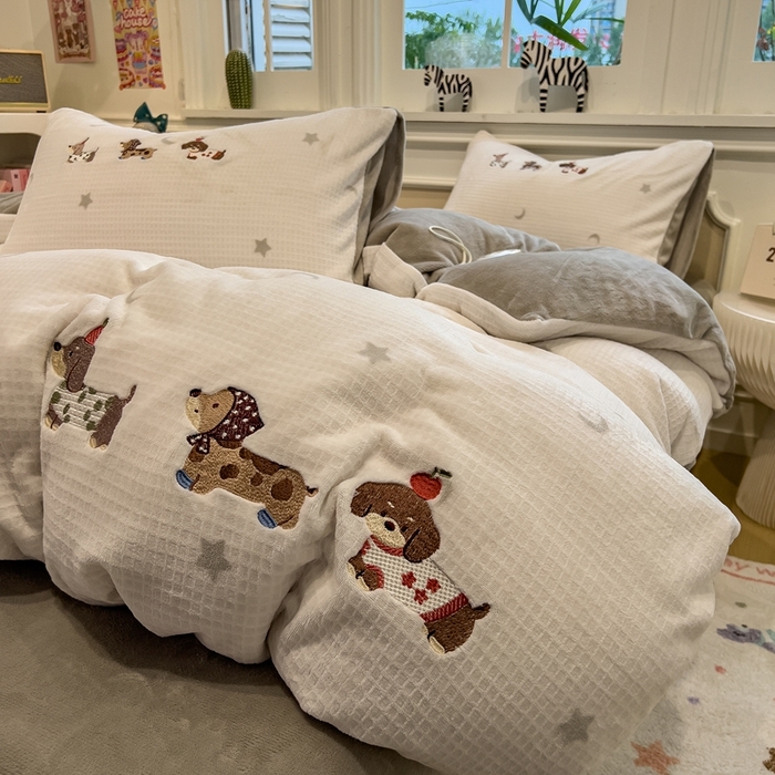 91家纺网 家纺一手货源 找家纺 凯罗 2025新款亲肤舒适牛奶绒雕花印加绣卡通绣花四件套 淘气的小狗