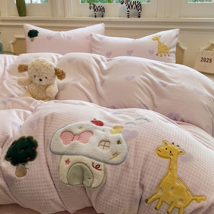 91家纺网 家纺一手货源 找家纺 凯罗 2025新款亲肤舒适牛奶绒雕花印加绣卡通绣花四件套 童话妙妙屋