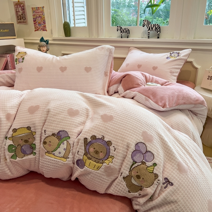 91家纺网 家纺一手货源 找家纺 凯罗 2025新款亲肤舒适牛奶绒雕花印加绣卡通绣花四件套 卡皮的葡萄庄园