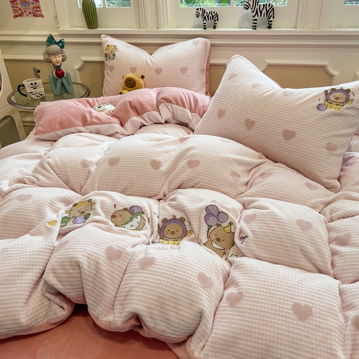 91家纺网 家纺一手货源 找家纺 凯罗 2025新款亲肤舒适牛奶绒雕花印加绣卡通绣花四件套 卡皮的葡萄庄园