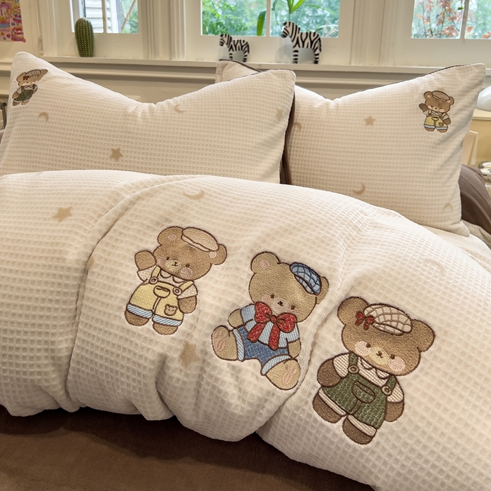 91家纺网 家纺一手货源 找家纺 凯罗 2025新款亲肤舒适牛奶绒雕花印加绣卡通绣花四件套 熊熊玩偶