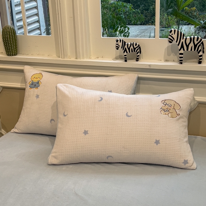 91家纺网 家纺一手货源 找家纺 凯罗 2025新款亲肤舒适牛奶绒雕花印加绣卡通绣花四件套 奇妙玩偶屋