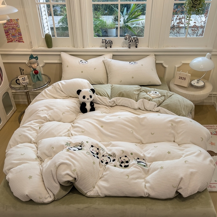 91家纺网 家纺一手货源 找家纺 凯罗 2025新款亲肤舒适牛奶绒雕花印加绣卡通绣花四件套 熊猫乐园