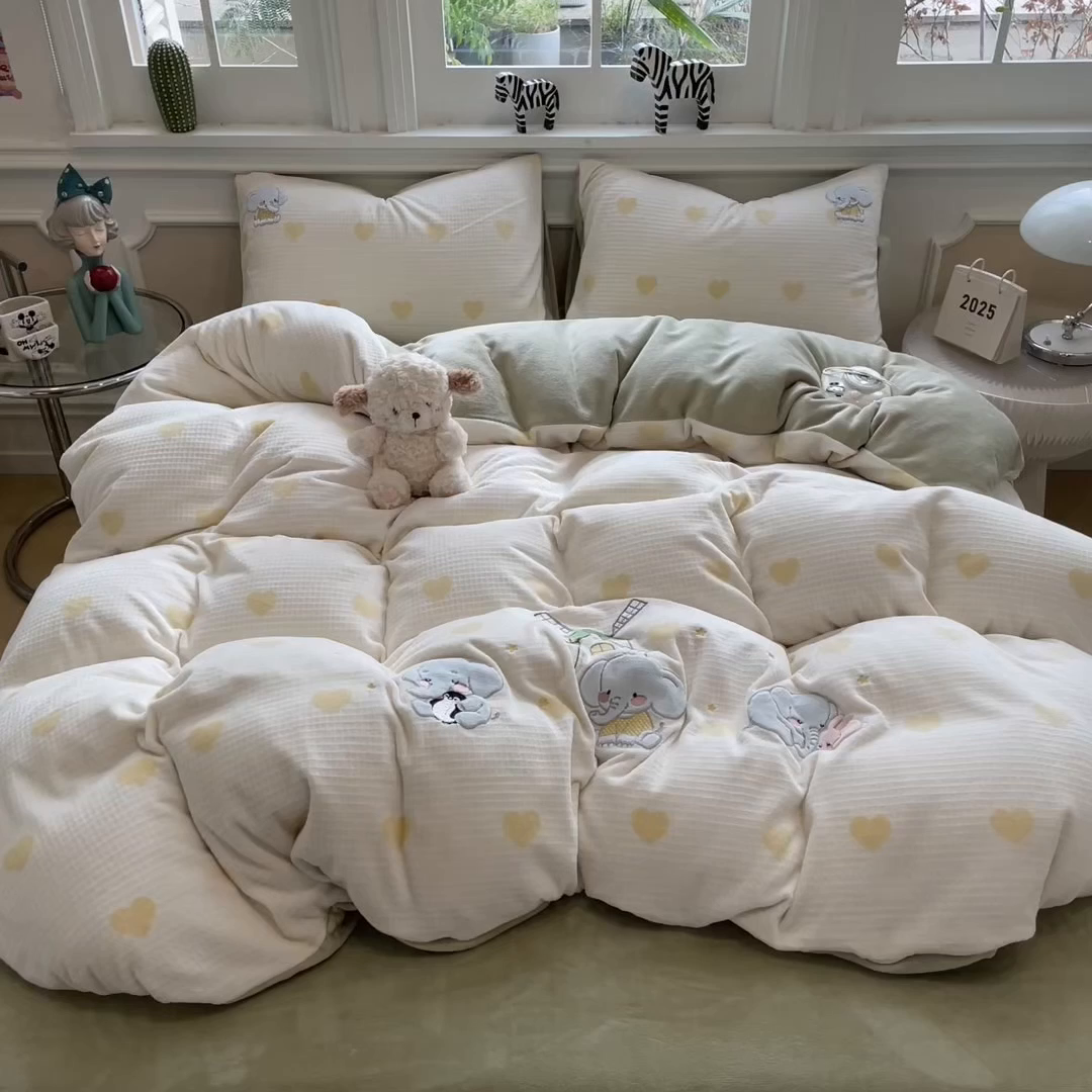 91家纺网 家纺一手货源 找家纺 凯罗 2025新款亲肤舒适牛奶绒雕花印加绣卡通绣花四件套 象象农场