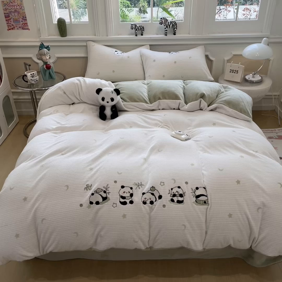 91家纺网 家纺一手货源 找家纺 凯罗 2025新款亲肤舒适牛奶绒雕花印加绣卡通绣花四件套 熊猫乐园