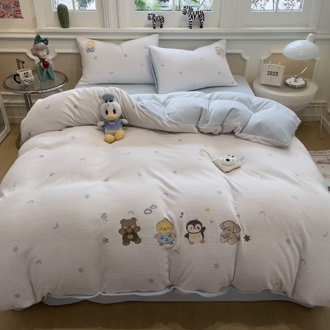 91家纺网 家纺一手货源 找家纺 凯罗 2025新款亲肤舒适牛奶绒雕花印加绣卡通绣花四件套 奇妙玩偶屋