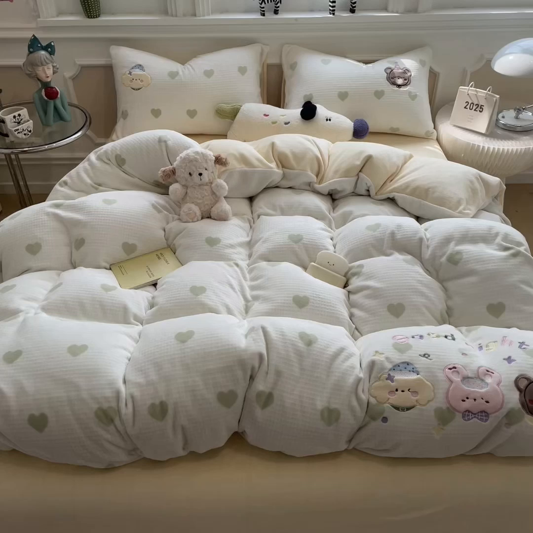 91家纺网 家纺一手货源 找家纺 凯罗 2025新款亲肤舒适牛奶绒雕花印加绣卡通绣花四件套 晚安绒绒仔