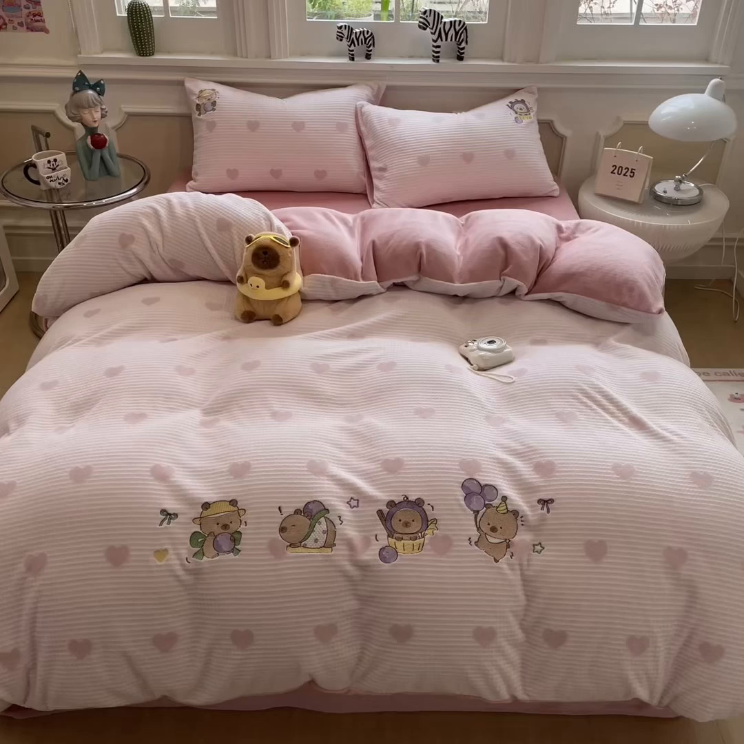 91家纺网 家纺一手货源 找家纺 凯罗 2025新款亲肤舒适牛奶绒雕花印加绣卡通绣花四件套 卡皮的葡萄庄园