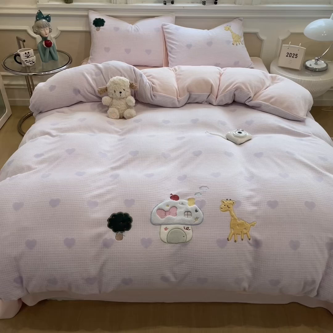 91家纺网 家纺一手货源 找家纺 凯罗 2025新款亲肤舒适牛奶绒雕花印加绣卡通绣花四件套 童话妙妙屋