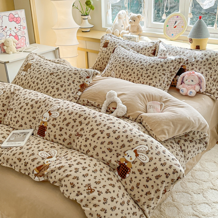 91家纺网 家纺一手货源 找家纺 弗苓家纺 2025新款加厚保暖双面牛奶绒四件套 布偶兔兔