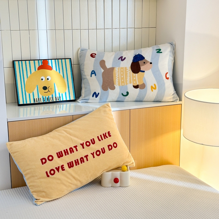 91家纺网 家纺一手货源 找家纺 寐居家纺 2025新款卡通印花大阪单枕套件 早安狗