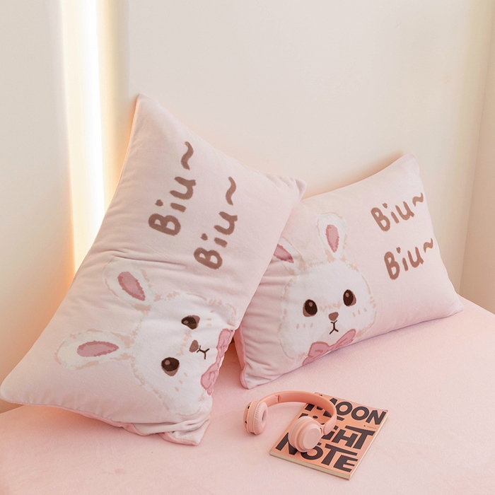91家纺网 家纺一手货源 找家纺 寐居家纺 2025新款卡通印花大阪单枕套件 biubiu兔