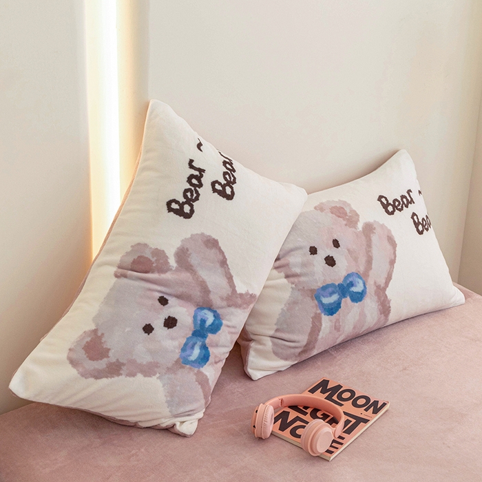 91家纺网 家纺一手货源 找家纺 寐居家纺 2025新款卡通印花大阪单枕套件 布偶熊