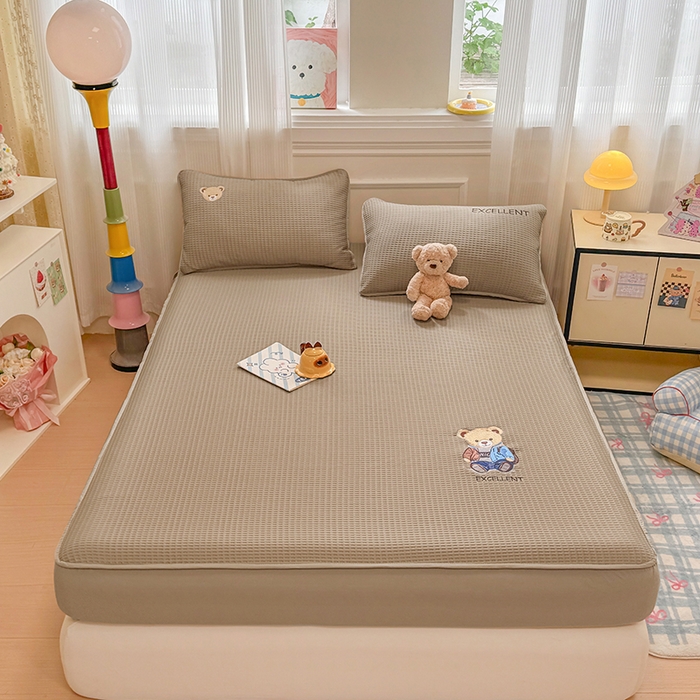 91家纺网 家纺一手货源 找家纺 大元 2025新款零压云棉刺绣款单床笠床笠单件单品床笠小熊仔 小熊仔-卡其