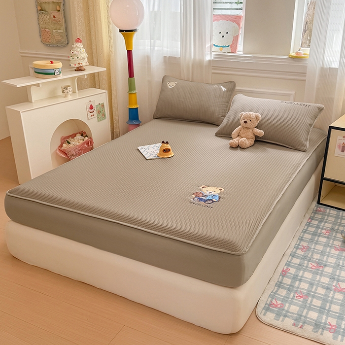 91家纺网 家纺一手货源 找家纺 大元 2025新款零压云棉刺绣款单床笠床笠单件单品床笠小熊仔 小熊仔-卡其