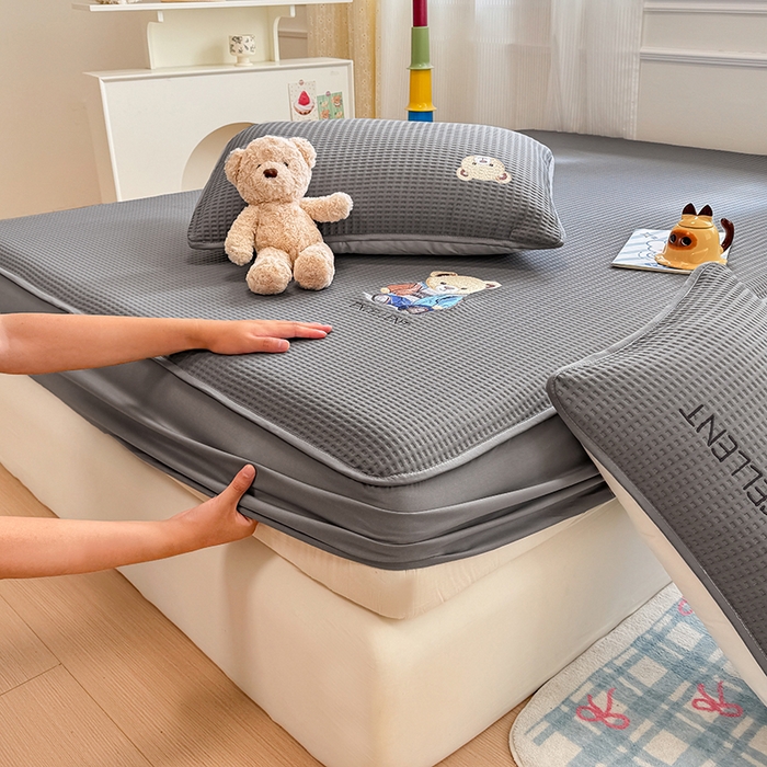 91家纺网 家纺一手货源 找家纺 大元 2025新款零压云棉刺绣款单床笠床笠单件单品床笠小熊仔 小熊仔-高级灰